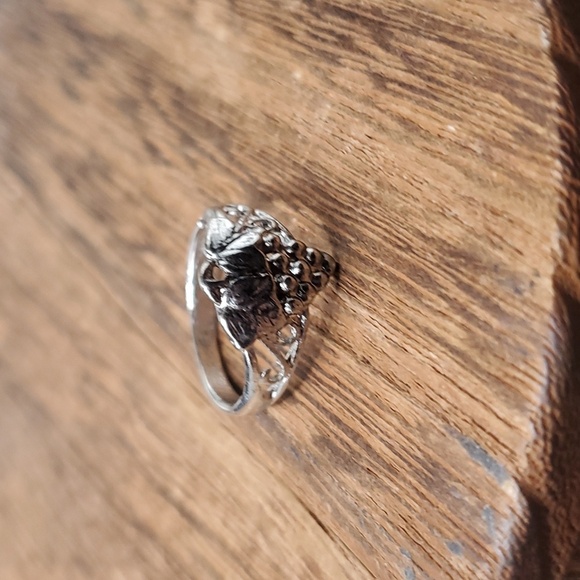 Size 6 R706 grape vineyard wine lover ring 💍 - Picture 1 of 2
